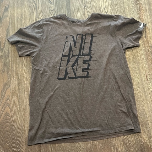 Nike Tee Shirt Athletic Cut Short Sleeves Logo Swoosh Graphic Print Gray Large - Picture 1 of 5